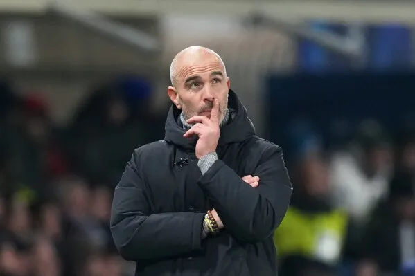 Enzo Maresca، المرشّح لتولي تدريب Manchester City بعد Guardiola، يظهر بتعبير تفكير أثناء المباراة، مع التركيز على تفاصيل الأداء.