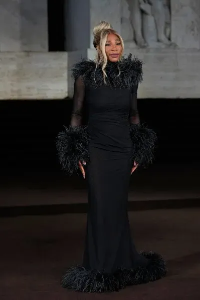 سيرينا ويليامز ترتدي فستاناً أسود شفافاً مزيناً بالريش، متألقة في عرض غوتشي خلال أسبوع الموضة في ميلانو.