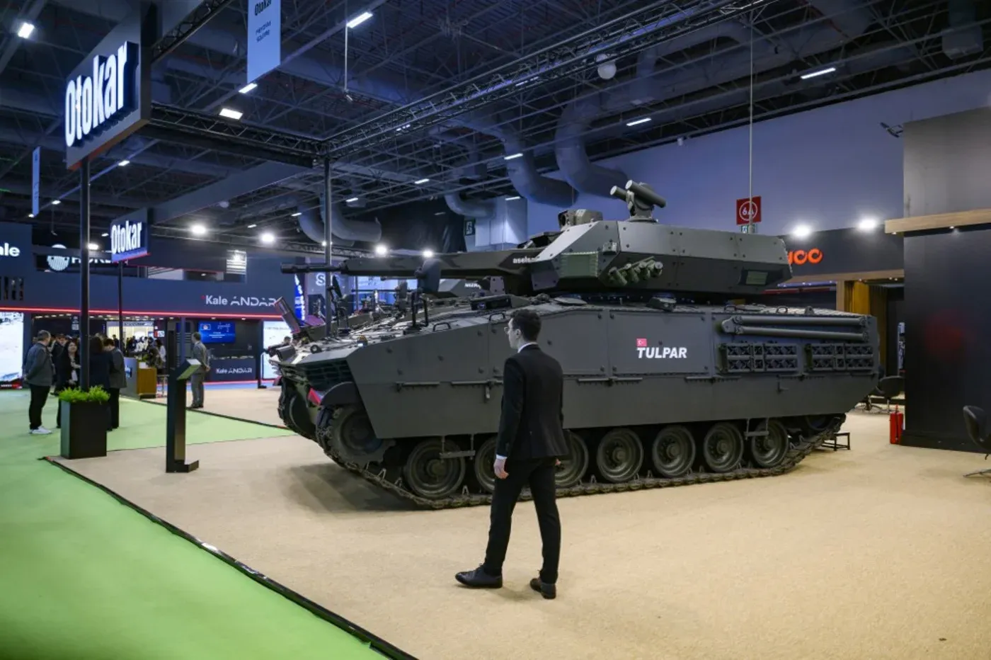 عرض لمركبة مدرعة من إنتاج شركة Otokar في معرض Saha Expo للصناعات الدفاعية، حيث تتزايد الاهتمامات الخليجية بالأنظمة الدفاعية التركية.