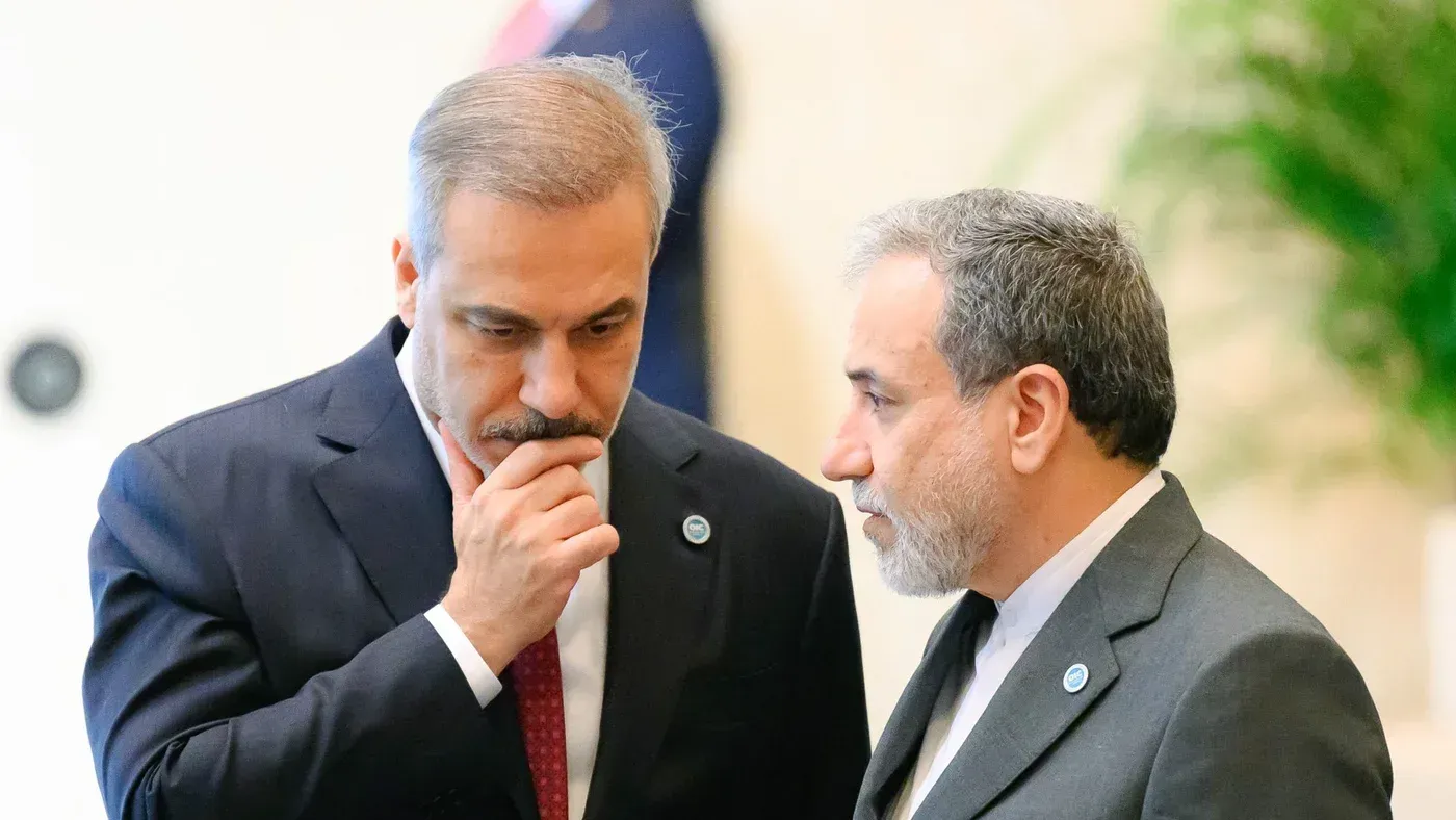 اجتماع بين وزير الخارجية الإيراني عباس عراقجي ومسؤول تركي، يعكسان جهود تركيا للوساطة في النزاع الأمريكي-الإيراني.