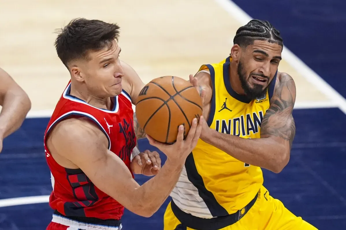 تيريس هاليبورتون يتنافس مع لاعب من لوس أنجلوس كليبرز على الكرة خلال مباراة NBA، حيث سجل 29 نقطة و12 تمريرة حاسمة.