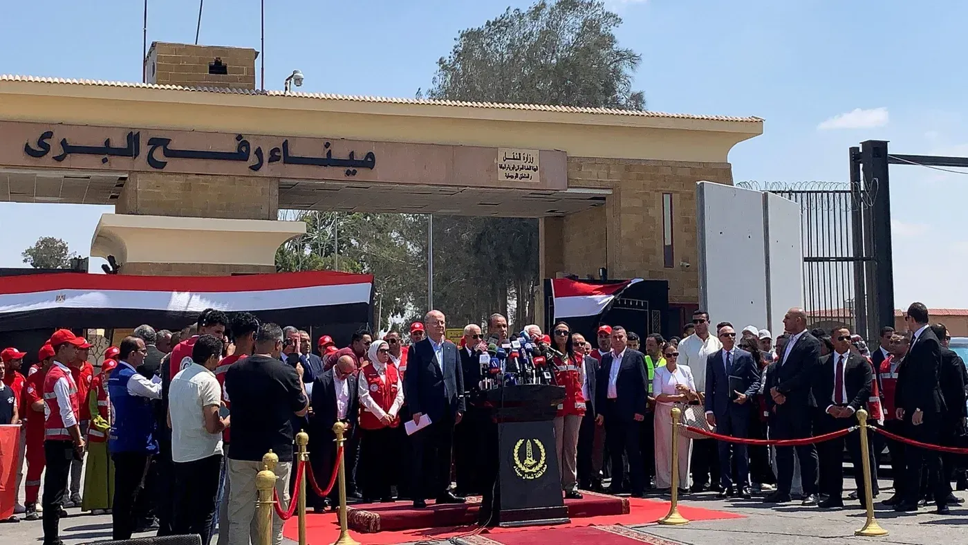 اجتماع رسمي عند معبر رفح الحدودي بين مصر وقطاع غزة، حيث يتواجد مسؤولون وفريق من الهلال الأحمر، وسط دعوات لإنهاء النزاع.
