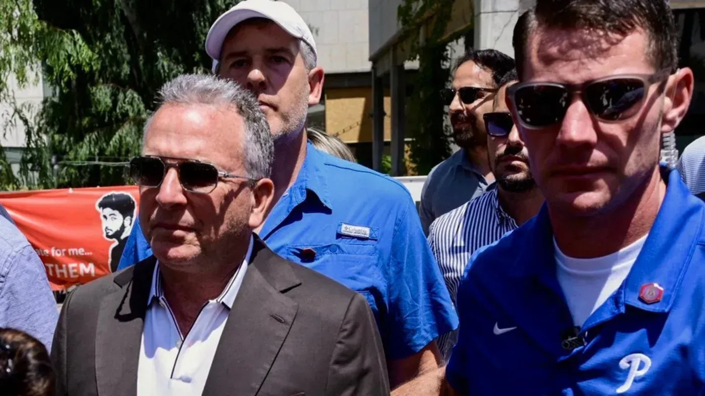 محتجون إسرائيليون يتجمعون في تل أبيب، مع التركيز على عائلات الأسرى الإسرائيليين، مطالبين بحل شامل لإنهاء الحرب في غزة.