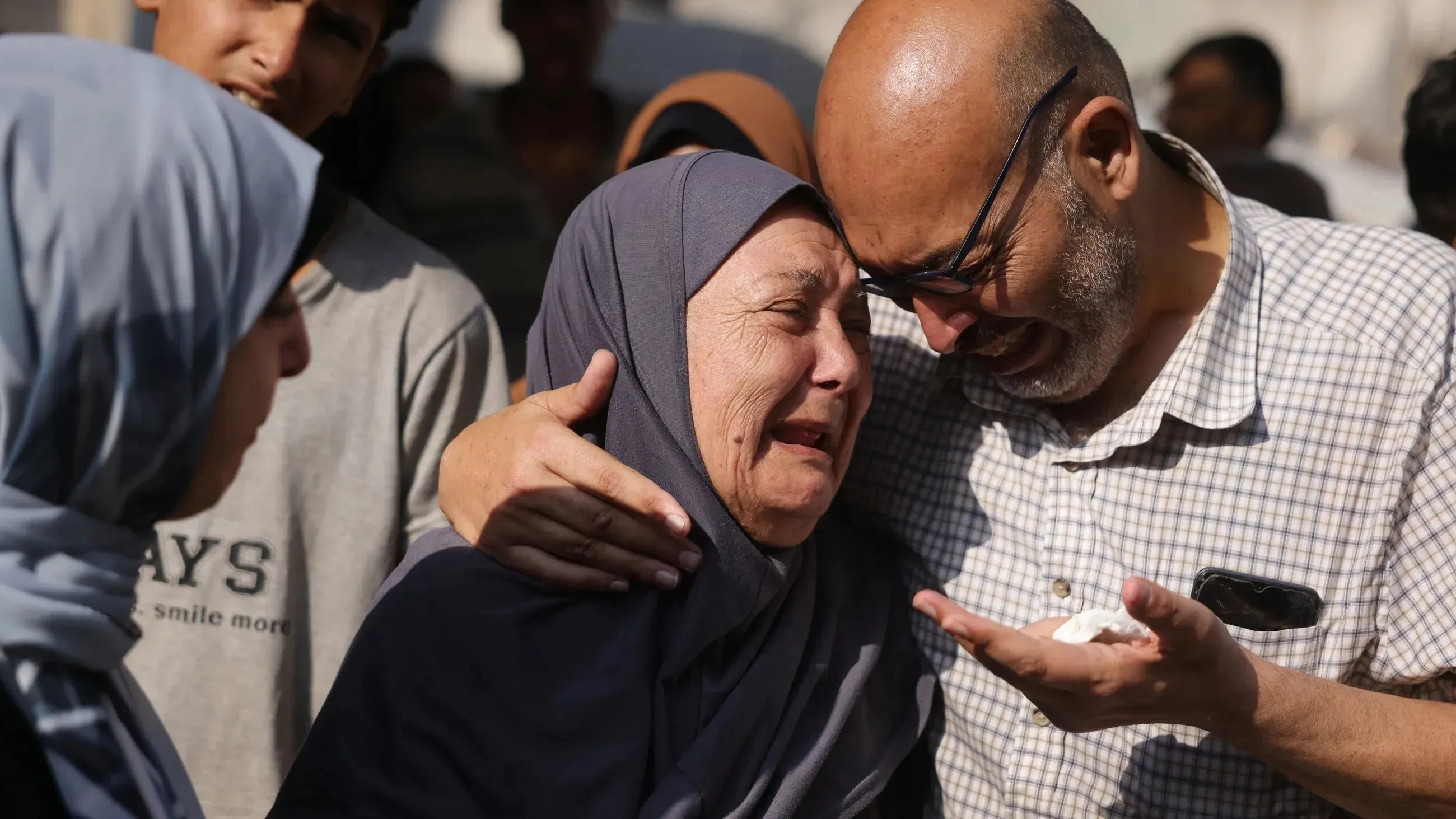 مواطنون فلسطينيون يعبرون عن حزنهم خلال مواجهة الأوضاع الصعبة في غزة، مع التركيز على مشاعر الألم والفقدان.
