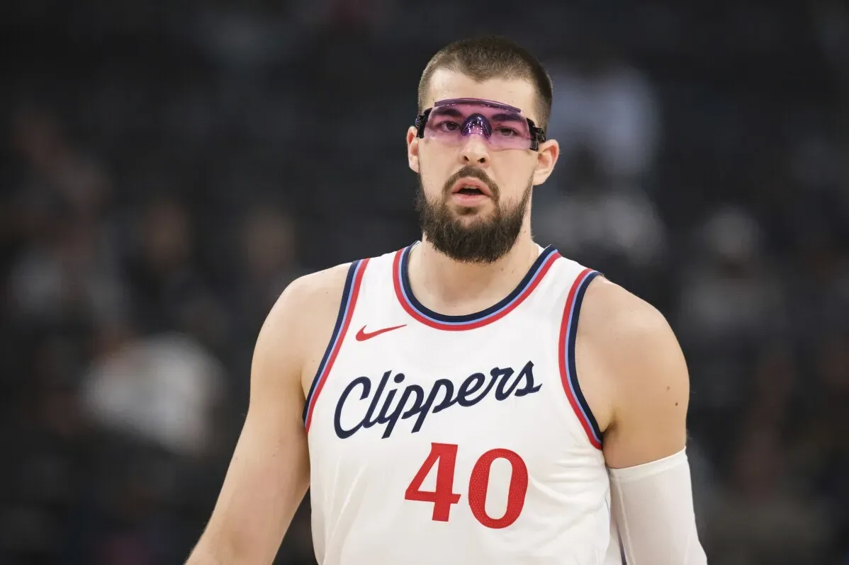 لاعب كرة سلة يرتدي قميص كليبرز رقم 40 ونظارات شمسية، في مواجهة خلال مباراة ضد واشنطن ويزاردز في الدوري الأمريكي.