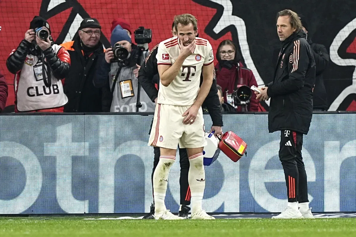 هاري كين، لاعب بايرن ميونيخ، يتلقى العلاج على وجهه بعد إصابة خلال مباراة ضد باير ليفركوزن، قبل مواجهة سيلتك في دوري أبطال أوروبا.