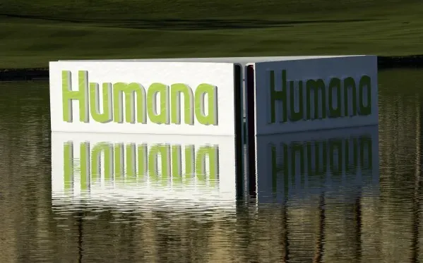 شعار شركة "Humana" يطفو على سطح الماء، مع انعكاسه الواضح، مما يعكس انتعاش أسهم شركات التأمين الصحي بعد زيادة المدفوعات لعام 2026.