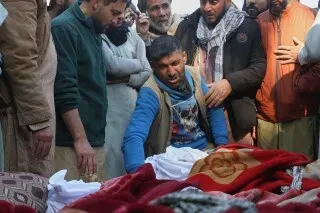 مشهد مؤلم لرجل يبكي فوق جثث أفراد عائلته الذين لقوا حتفهم بسبب انهيار منزلهم في جلال أباد، أفغانستان، نتيجة الأمطار الغزيرة.