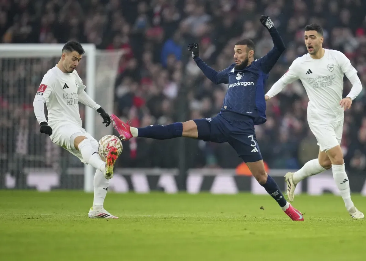 يرتدي لاعبو أرسنال زيًا أبيض بالكامل خلال مباراة كأس الاتحاد الإنجليزي ضد مانشستر يونايتد، كجزء من حملة \"لا مزيد من الأحمر\" لزيادة الوعي حول عنف الشباب.