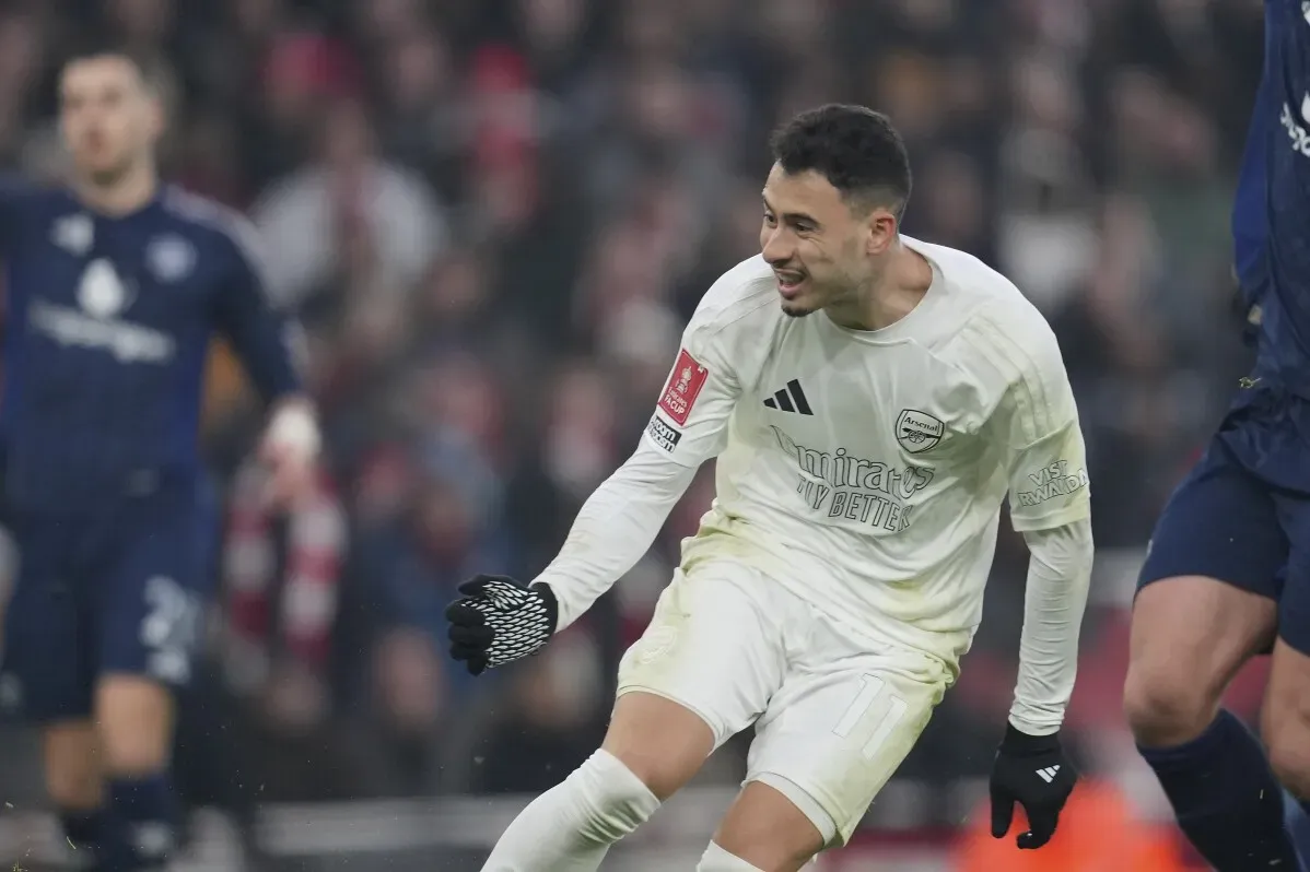 لاعبو أرسنال يرتدون زيًا أبيض بالكامل خلال مباراة كأس الاتحاد الإنجليزي ضد مانشستر يونايتد، في إطار حملة \"لا مزيد من اللون الأحمر\".