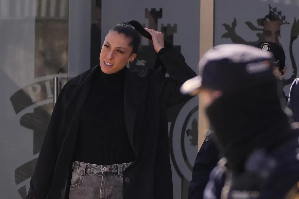 جيني هيرموسو تغادر المحكمة، تعبر عن القلق بعد محاولات الضغط عليها لتقليل أهمية القبلة غير المرغوب فيها من رئيس الاتحاد الإسباني السابق.