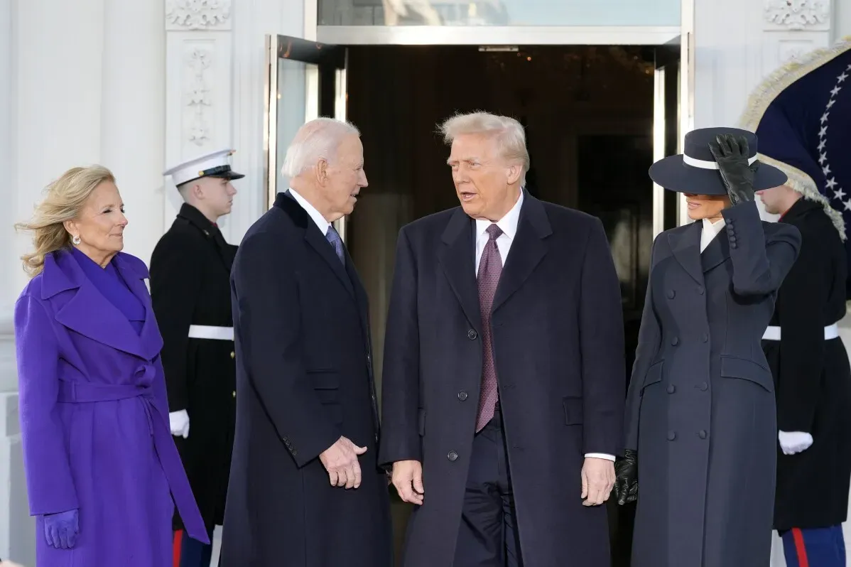 تصوير لدونالد ترامب وزوجته ميلانيا، وجو بايدن وزوجته جيل، عند مغادرة البيت الأبيض، مع وجود حرس شرف خلفهم.