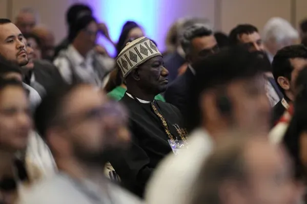 حضورٌ متنوع في مؤتمر سانتا مارتا، حيث يتبادل المشاركون الأفكار حول التحول بعيداً عن الوقود الأحفوري، مع التركيز على أهمية التعاون الدولي.