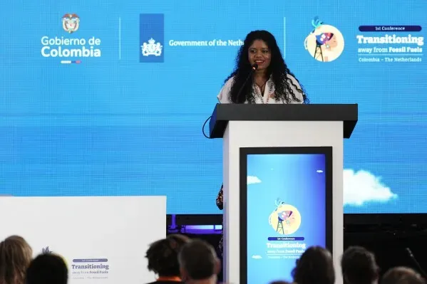 مشاركة ناشطة في مؤتمر التحول بعيدًا عن الوقود الأحفوري في سانتا مارتا، حيث تناقش سبل الانتقال إلى مصادر الطاقة النظيفة.