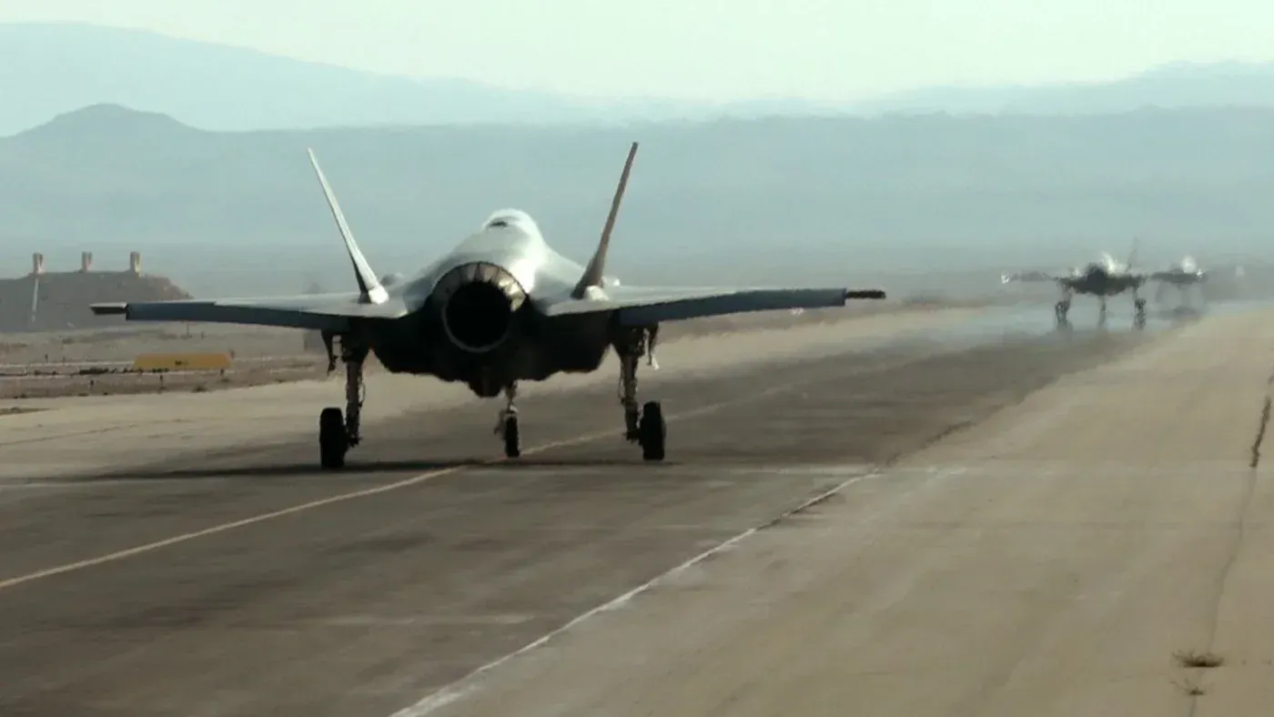 طائرات F-35 تقترب من الإقلاع على مدرج الطيران، مع التركيز على تسليحها ومخاطر استخدامها في الصراع الفلسطيني الإسرائيلي.