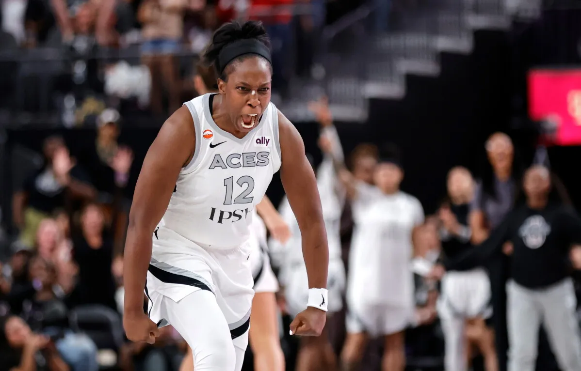 لاعبة كرة السلة تشيلسي غراي من فريق لاس فيغاس إيس تظهر حماسها وغضبها خلال مباراة في دوري WNBA.