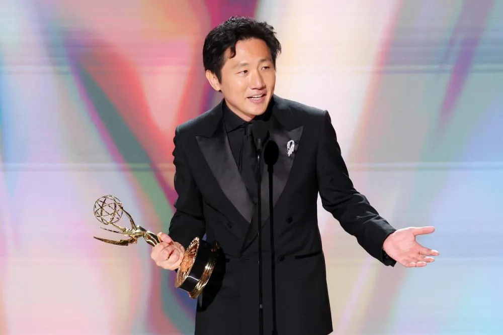 المخرج Hiro Murai يحمل جائزة Emmy لأفضل إخراج مسلسل كوميدي عن "Widow's Bay" في لحظة تاريخية للتمثيل الآسيوي.