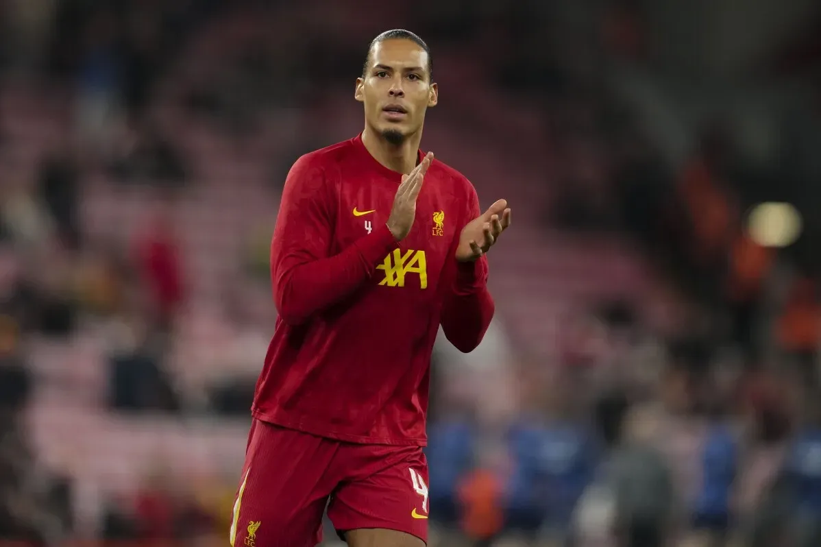 لاعب ليفربول فيرجيل فان دايك يرتدي زي الفريق الأحمر، يحيي الجماهير في ملعب جوديسون بارك قبل ديربي الميرسيسايد.