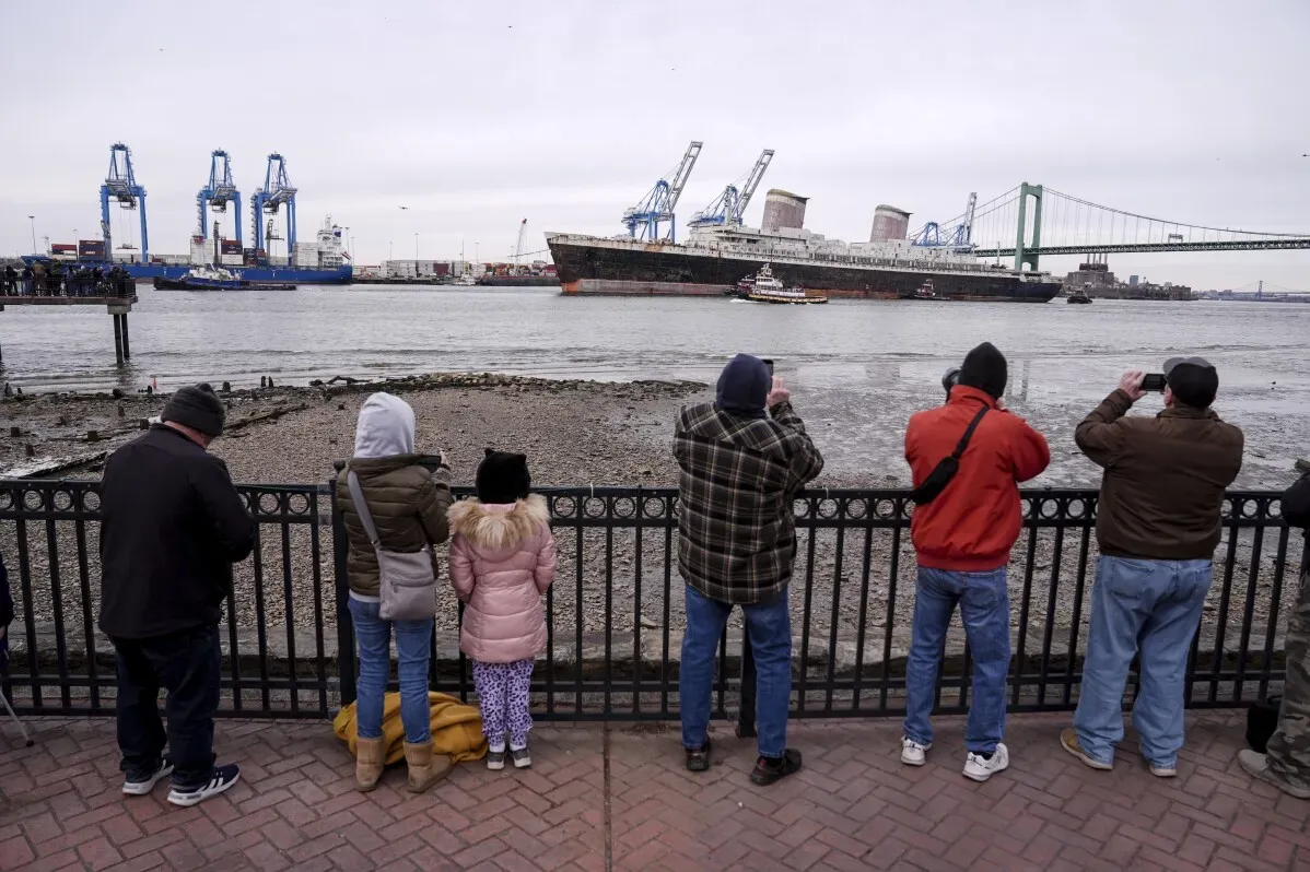 جمهور يتجمع على الواجهة البحرية لنهر ديلاوير لمشاهدة مغادرة السفينة SS United States التاريخية، التي ستتحول إلى شعاب مرجانية اصطناعية في فلوريدا.