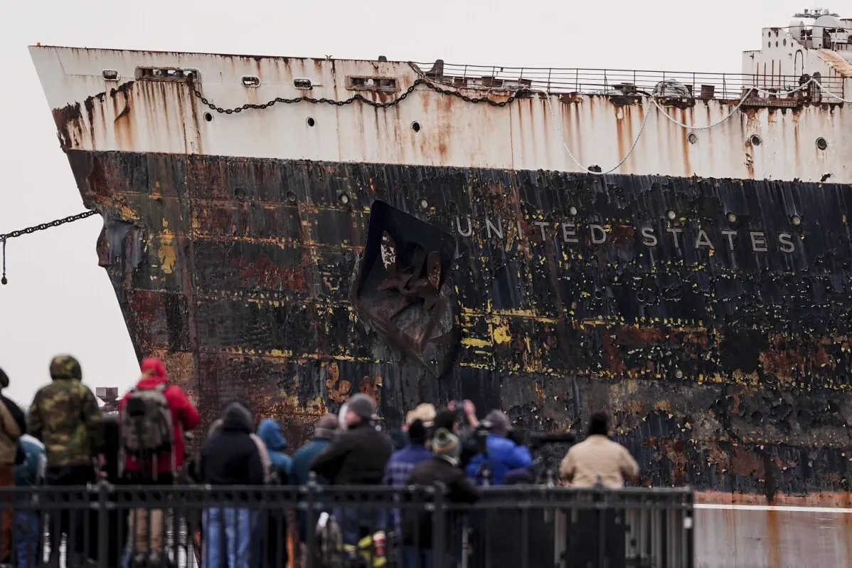سفينة SS United States التاريخية، التي كانت تُعتبر رمزًا للهندسة الأمريكية، تُنقل من الواجهة البحرية لنهر ديلاوير، وسط حشد من المتفرجين.