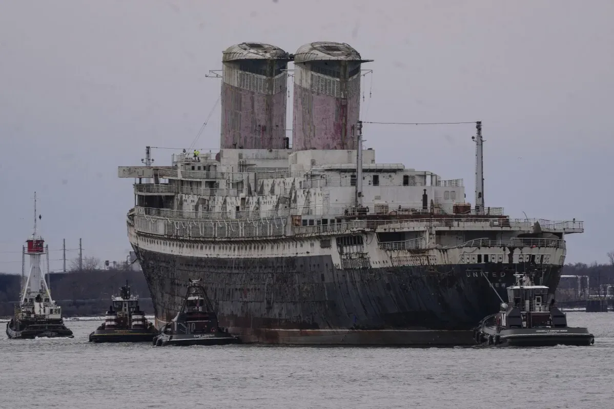 سفينة SS United States التاريخية تُسحب من نهر ديلاوير، استعدادًا لتحويلها إلى شعاب مرجانية اصطناعية في فلوريدا.