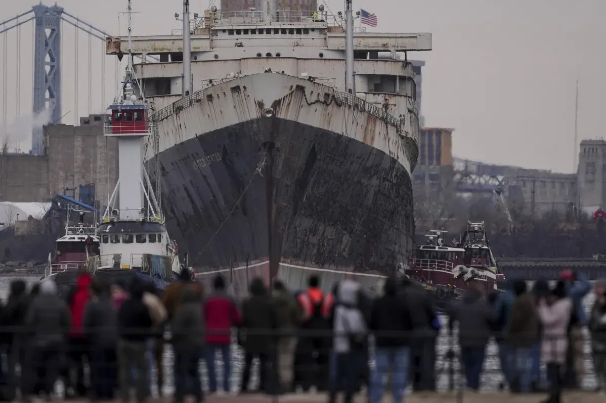 سفينة SS United States التاريخية تُسحب من الواجهة البحرية لنهر ديلاوير، حيث تخطط فلوريدا لتحويلها إلى شعاب مرجانية اصطناعية.