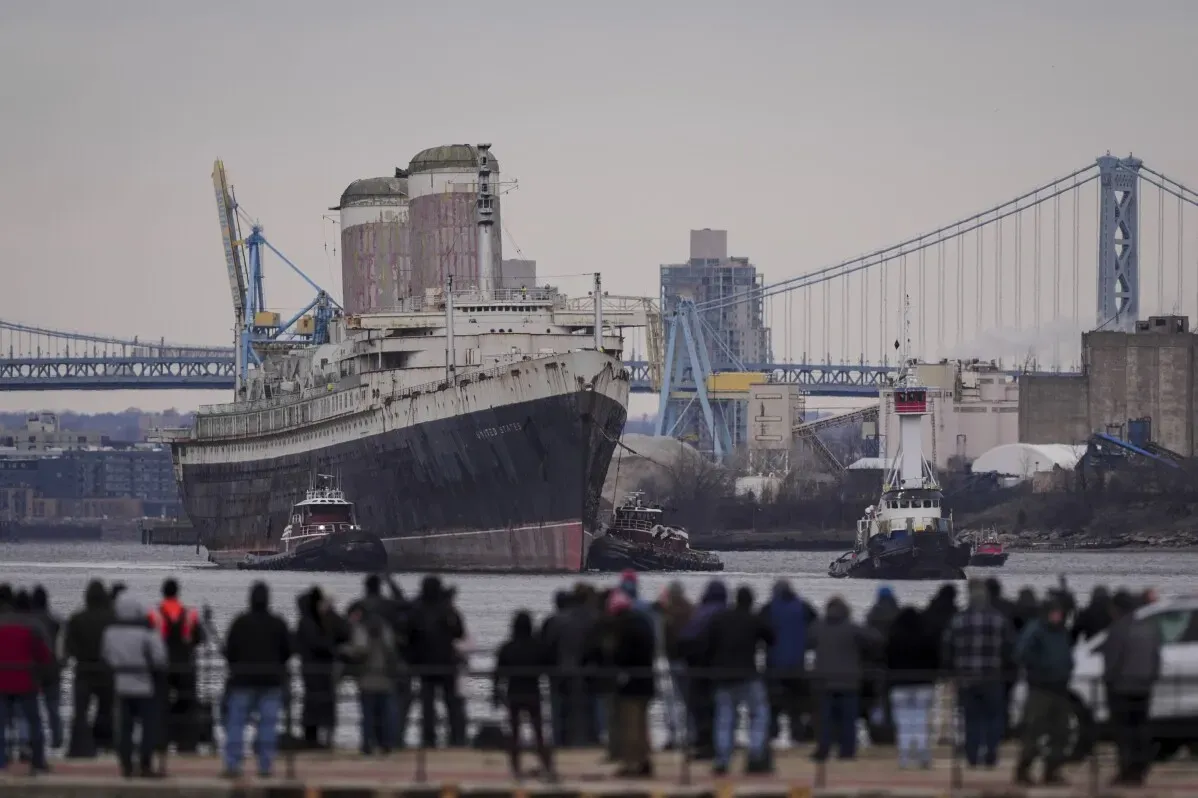 سفينة SS United States التاريخية تُسحب من واجهة نهر ديلاوير، استعداداً لتحويلها إلى شعاب مرجانية اصطناعية في فلوريدا.