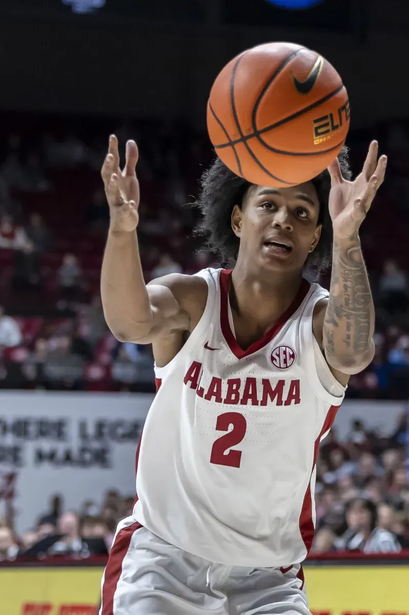 لاعب كرة سلة من فريق ألاباما يرمي الكرة، مع التركيز على تسديدته في مباراة ضد فاندربيلت التي انتهت بفوز ألاباما.