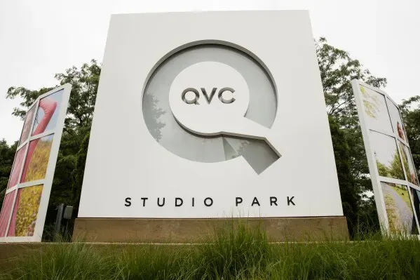 شعار QVC في حديقة الاستوديو، يعكس التحديات التي تواجهها الشركة في ظل التحول الرقمي وتراجع إيرادات التسوق التلفزيوني.