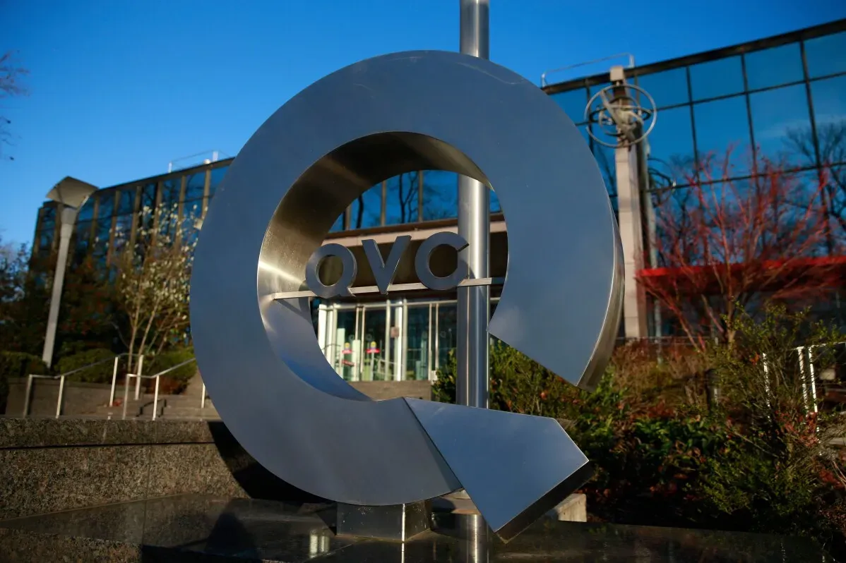 شعار QVC Group أمام مقر الشركة، يعكس التحديات التي تواجهها في ظل التحول الرقمي وتراجع إيرادات التسوق التلفزيوني.