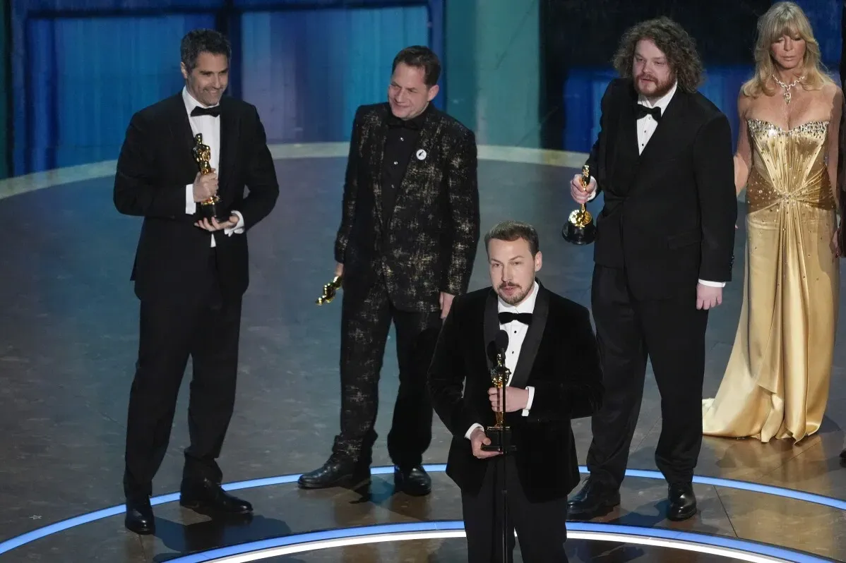 فريق فيلم "فلو" اللاتفي يحتفل بفوزهم بجائزة الأوسكار لأفضل فيلم رسوم متحركة، في حفل توزيع الجوائز في لوس أنجلوس.