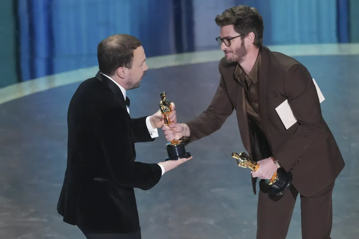 فوز فيلم "فلو" اللاتفي بجائزة الأوسكار لأفضل فيلم رسوم متحركة، مع تقديم الجائزة من قبل شخصيتين في حفل توزيع الجوائز.