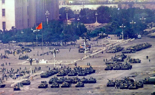 دبابات صينية في ميدان تيانانمن عام 1989 خلال قمع الاحتجاجات، رمز للنضال من أجل الديمقراطية وحقوق الإنسان في الصين.