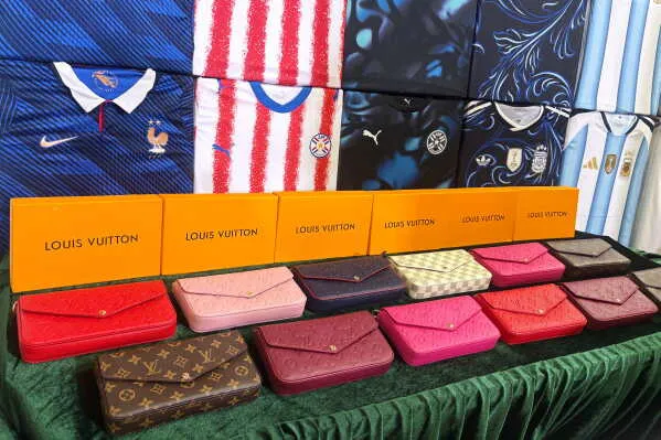 ضبطت سلطات هونغ كونغ قمصان كرة قدم مزوّرة وحقائب Louis Vuitton، في إطار مكافحة السلع المقلّدة قبل كأس العالم.