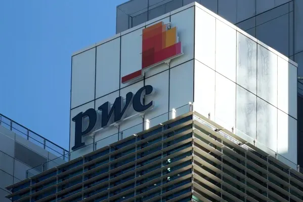 شعار شركة PwC على واجهة مبنى، يرمز إلى غرامات وتعويضات كبيرة تتعلق بقضية Evergrande في هونغ كونغ.
