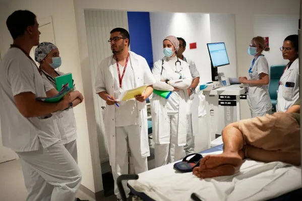 فريق طبي في مستشفى باريس-Saclay يناقش حالات طوارئ حرارية وسط استعدادات لموجات حر شديدة بسبب تغير المناخ.
