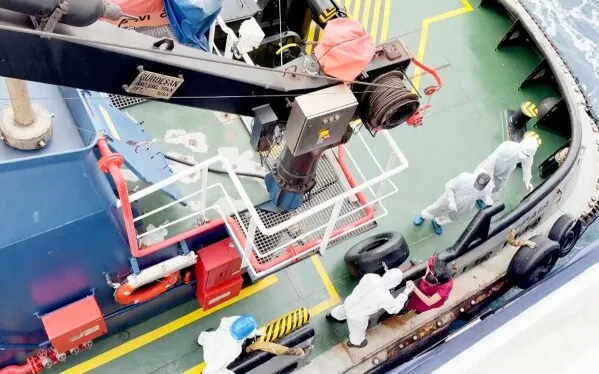 أفراد طاقم يرتدون ملابس واقية يقومون بعمليات إخلاء طبي على متن السفينة MV Hondius، وسط تفشي فيروس الهانتا.