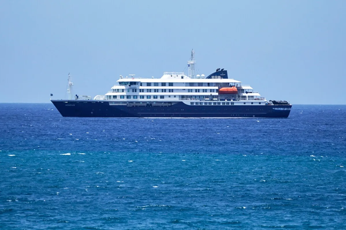 سفينة MV Hondius تبحر في المحيط الأطلسي، تحمل ركاباً من جنسيات متعددة، وسط تفشي فيروس الهانتا على متنها.