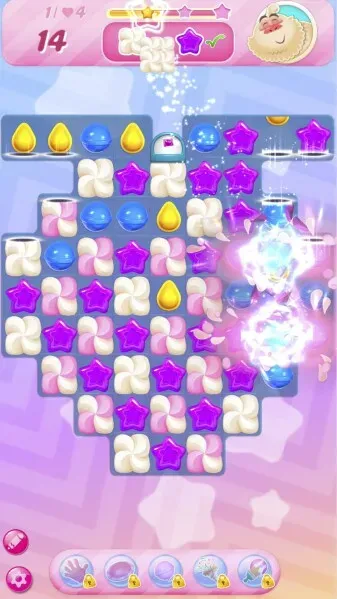 لعبة Candy Crush Saga تعرض لوحة ألغاز ملونة تحتوي على أشكال حلوى متنوعة، مع تأثيرات بصرية توضح التفاعلات.