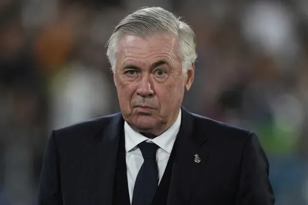 كارلو أنشيلوتي، المدرب الجديد للمنتخب البرازيلي، يظهر بوجه جاد خلال مؤتمر صحفي، مع التركيز على تحدياته المقبلة.