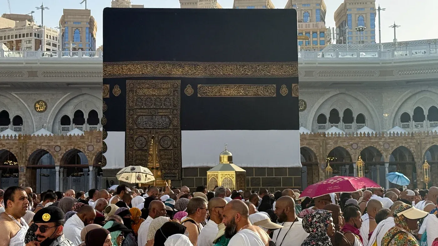 تجمع حجاج أمام الكعبة المشرفة في مكة المكرمة، حيث يتطلعون لأداء فريضة الحج وسط أجواء روحانية، بينما يواجه الفلسطينيون في غزة قيودًا تمنعهم من المشاركة.