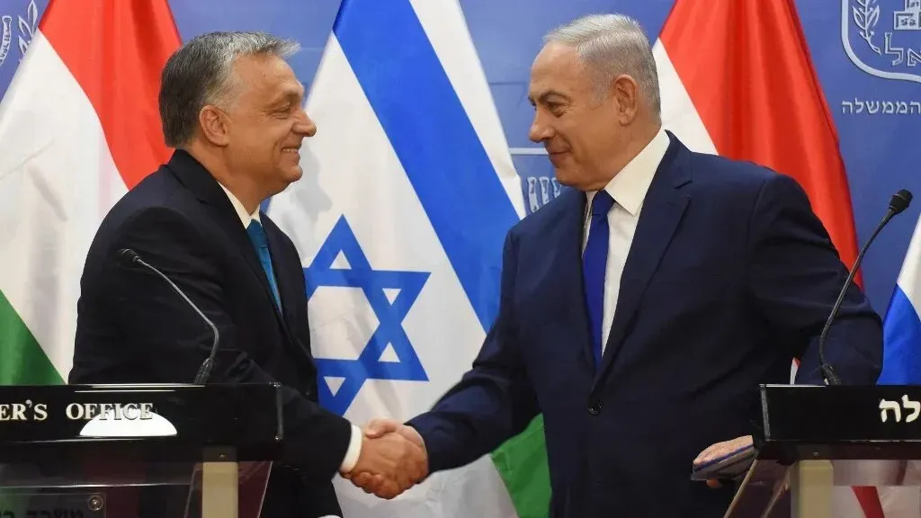 رئيس الوزراء الإسرائيلي بنيامين نتنياهو يصافح رئيس وزراء المجر فيكتور أوربان، مع ظهور علمي البلدين خلفهما، في سياق تحالفات سياسية جديدة.