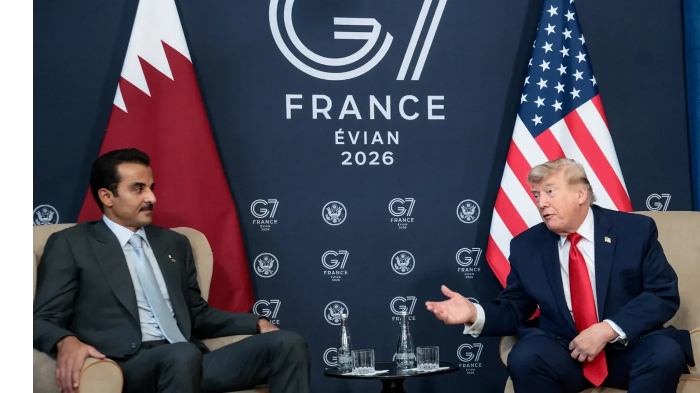 اجتماع بين أمير قطر والرئيس الأمريكي في قمة مجموعة السبع في فرنسا، حيث يتناولان قضايا دبلوماسية هامة.