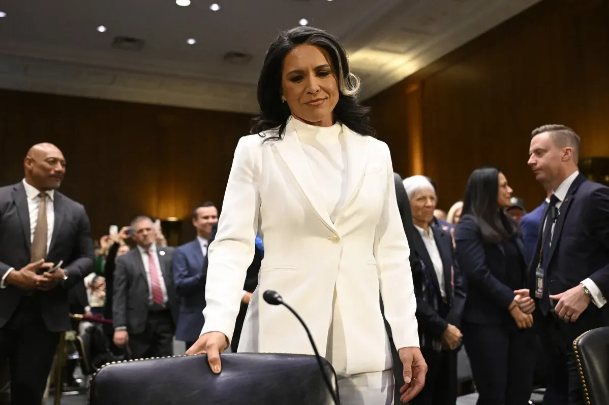 تظهر تولسي غابارد، المرشحة لمنصب مدير الاستخبارات الوطنية، أثناء جلسة تأكيد في مجلس الشيوخ، محاطة بمسؤولين ومؤيدين.