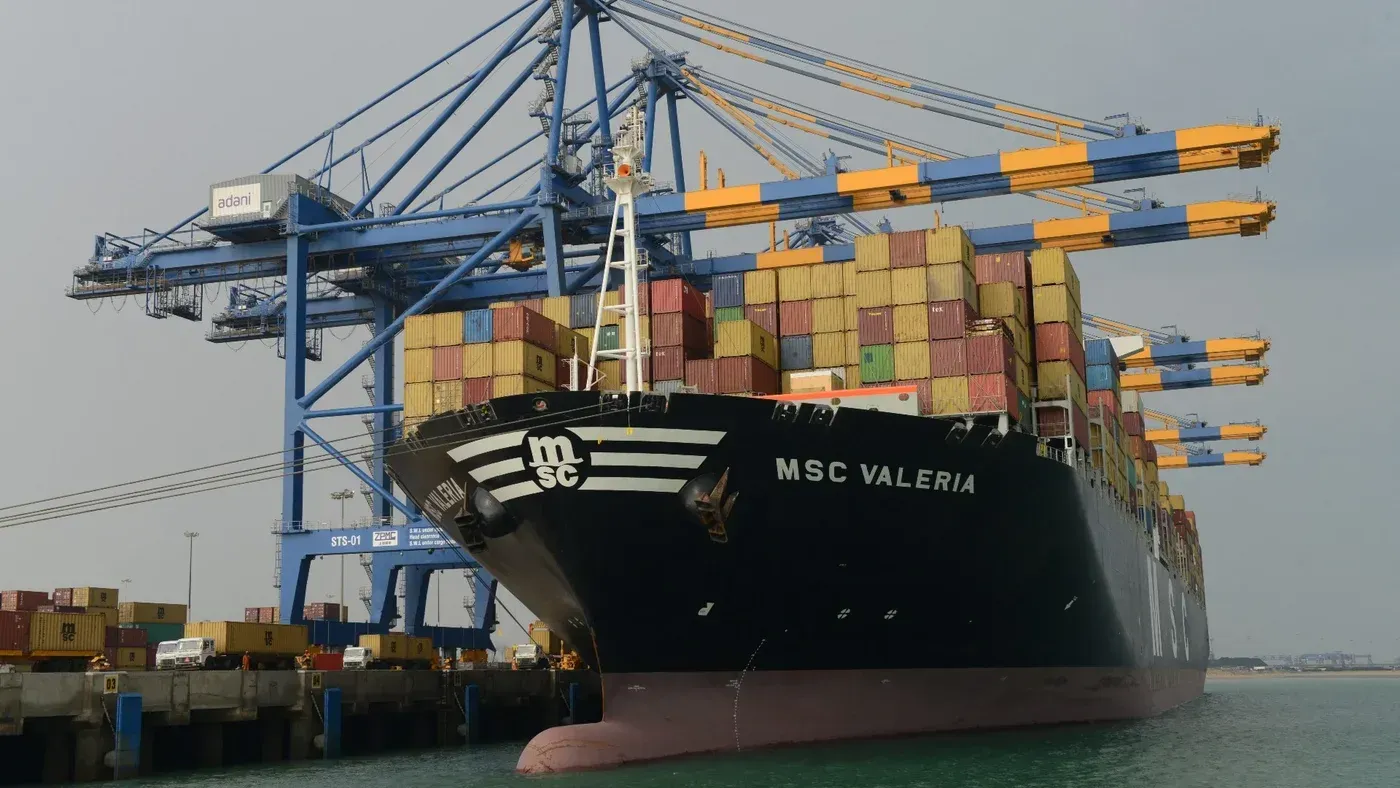 سفينة شحن MSC Valeria محملة بالحاويات، في ميناء يتضمن معدات تحميل حديثة، تعكس جهود تعزيز النقل البحري في المنطقة.