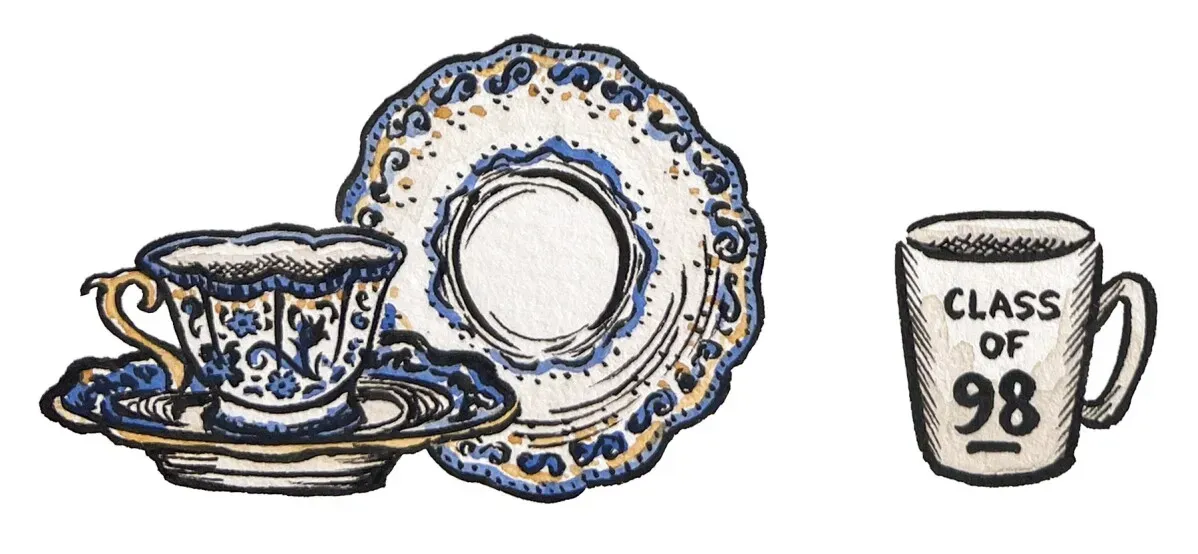 أكواب خزفية وصحن مزخرف بتصميم تقليدي، مع كوب يحمل عبارة "فئة 98"، تعكس أهمية الذكريات والتاريخ الشخصي.