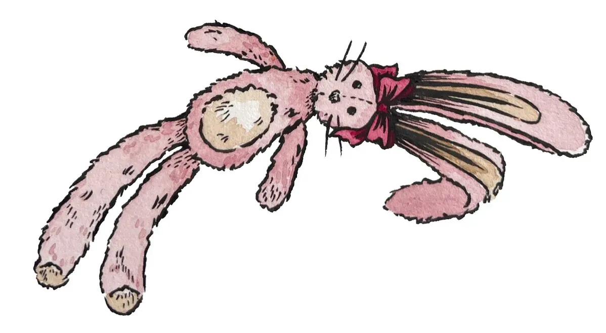 دب صغير وردي، ممدد بملابس قديمة وعلى رأسه رباط، يجسد الذكريات العاطفية للأشياء المفقودة بعد الكوارث.