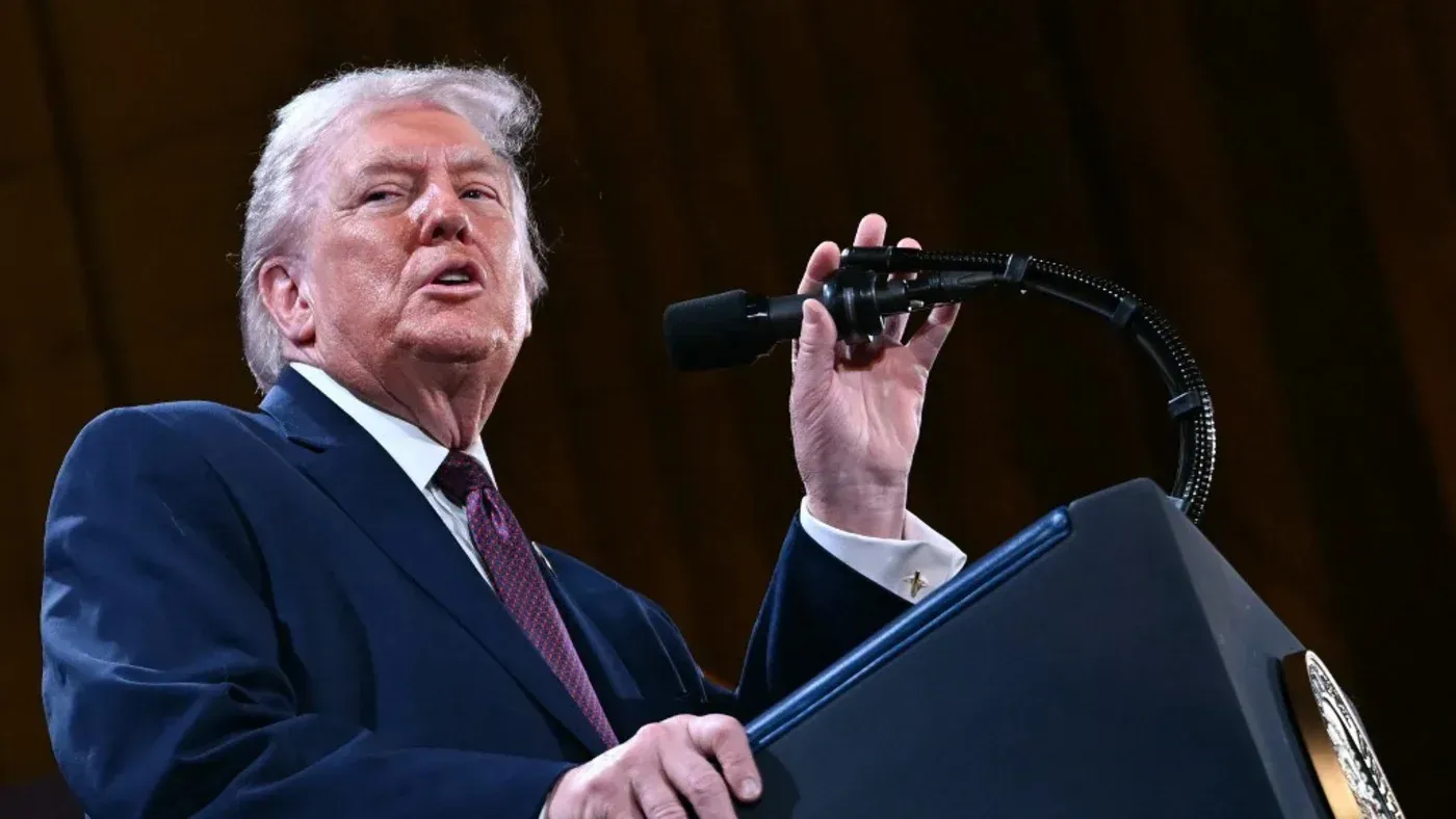 ترامب يتحدث في مؤتمر، مع التركيز على تهديداته لإيران ودعواته للتفاوض حول اتفاق نووي جديد.