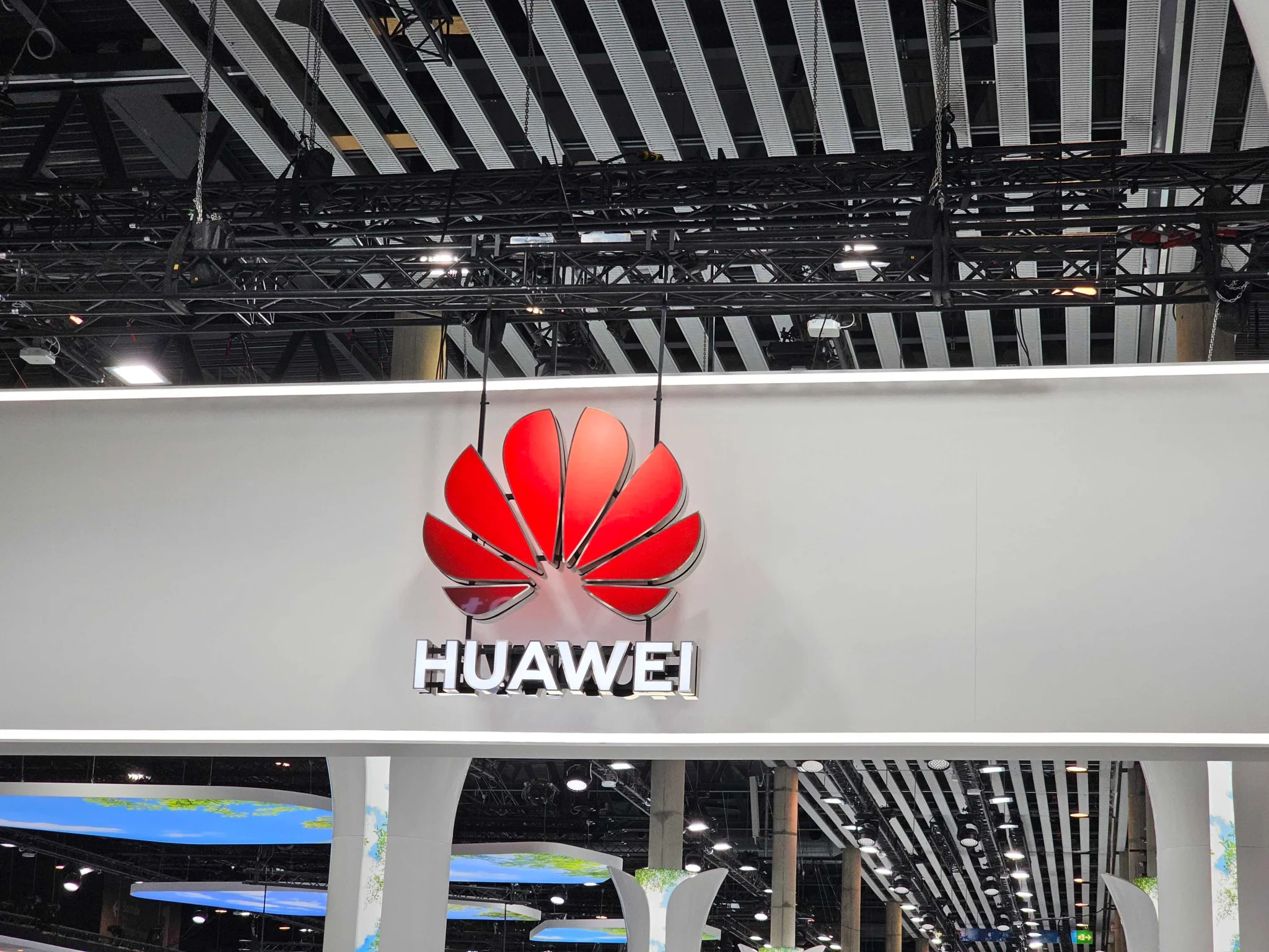 شعار هواوي الأحمر في مؤتمر Huawei Connect، مع الإعلان عن تقديم إطلاق شريحة الذكاء الاصطناعي Ascend 960DT لعام 2027.