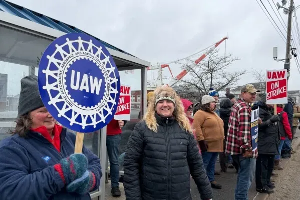 عمال نقابة UAW يحتجون خارج حوض بناء السفن Bath Iron Works في بورتلاند، ماين، مطالبين بتحسين الأجور وظروف العمل أثناء إضرابهم.
